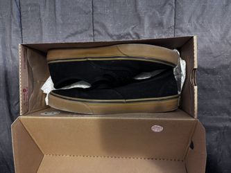 Gum. Bottom Black Vans 