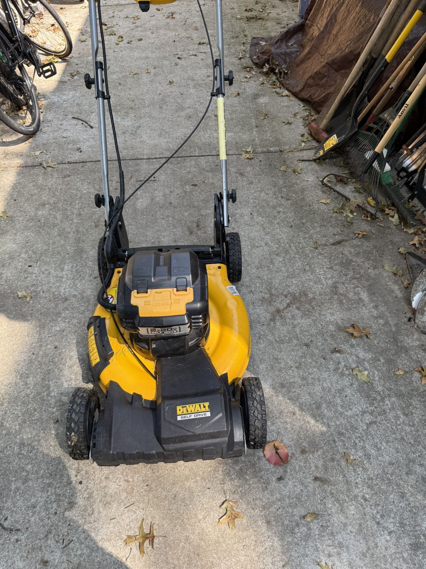 LAWN MOWER DEWALT SELF DRIVE  20v max 21.5 inches CORDLESS  TOOL ONLY ( not bag )