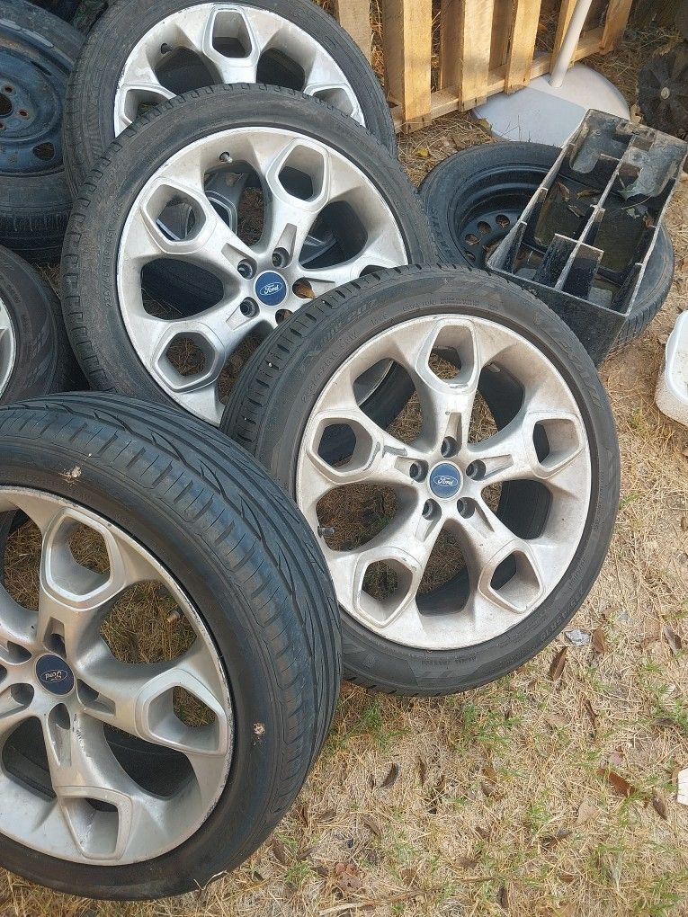 4 Set Of Tires Size 235 / 45 R19 95V