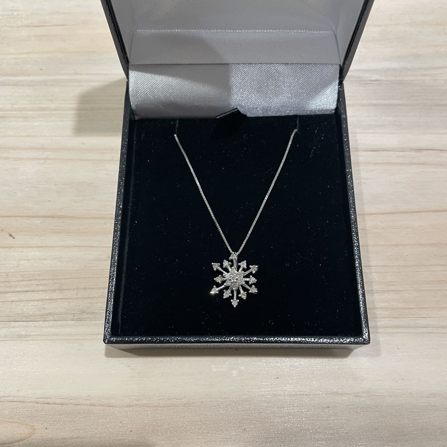 10k Snow Flake Diamond Necklace 