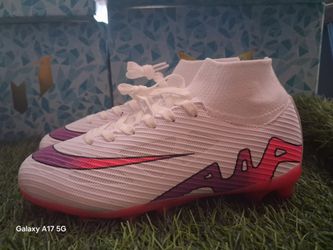 Soccer cleats us size 2.5youth