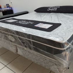 KING PLUSH MATTRESS AND BOX SPRING 