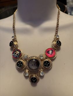 💎💀 Beautiful & Engaging Yet Spooky Skull Necklace With “Fleur de Lis” 💀💎