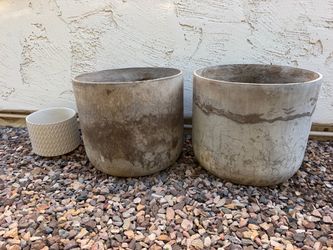 Set of 2 large grey pots