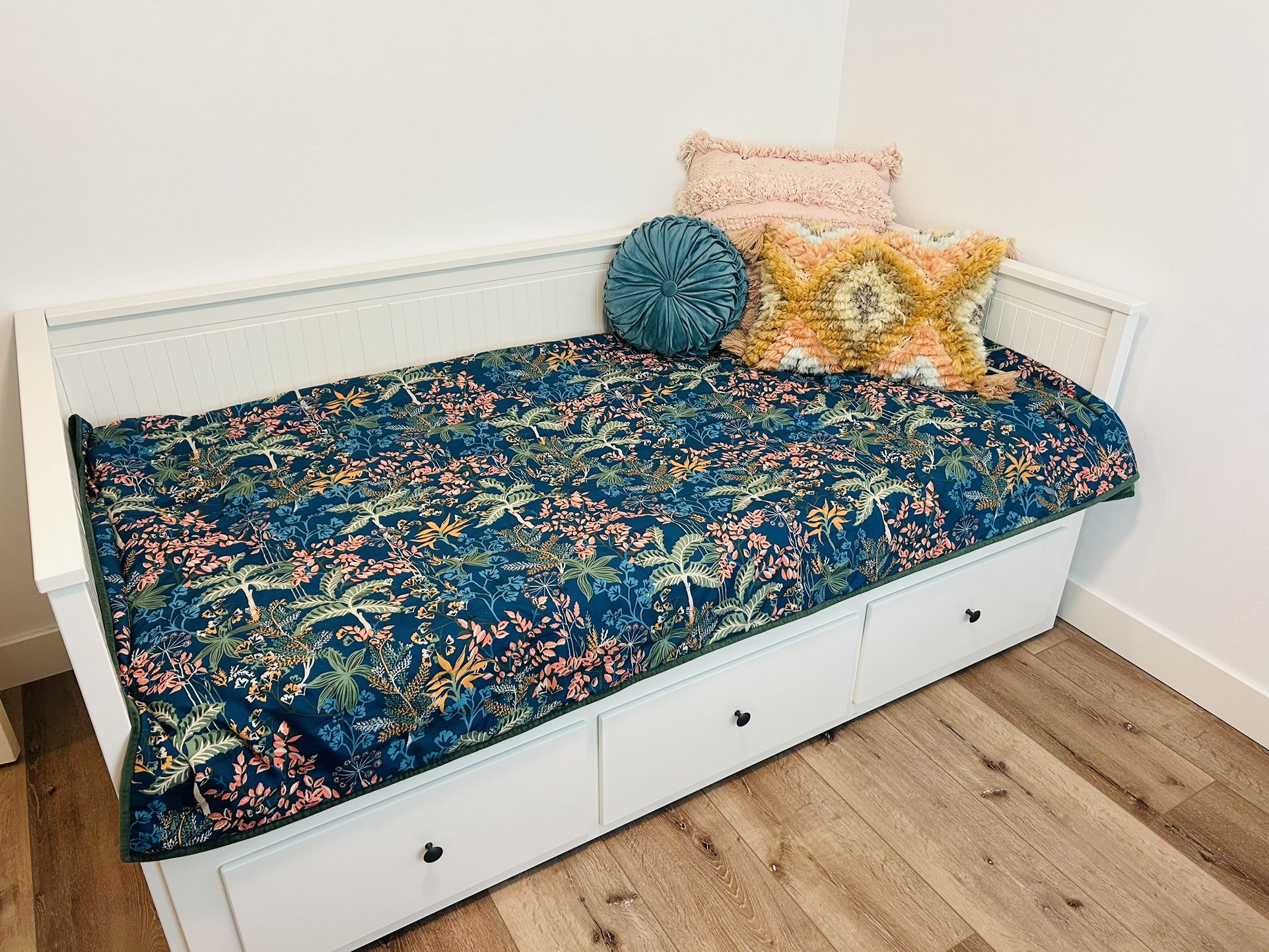 IKEA Twin Daybed w/ Trundle (HEMNES) Drawer with IKEA Mattresses