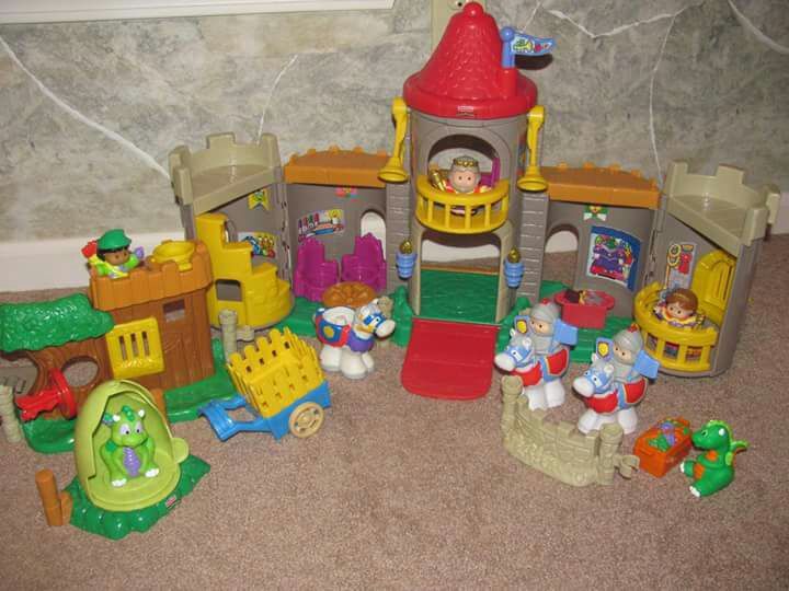Fisher Price Little People Lil' Kingdom Castle & More (2 yrs & up)