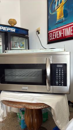 Microwave silver and in very good condition - Frigidaire Gallery