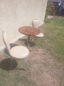 Table an 2 chairs it ice cream parlor boots
