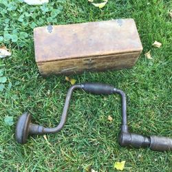 Vintage drill, and set of Russell Jennings auger bits