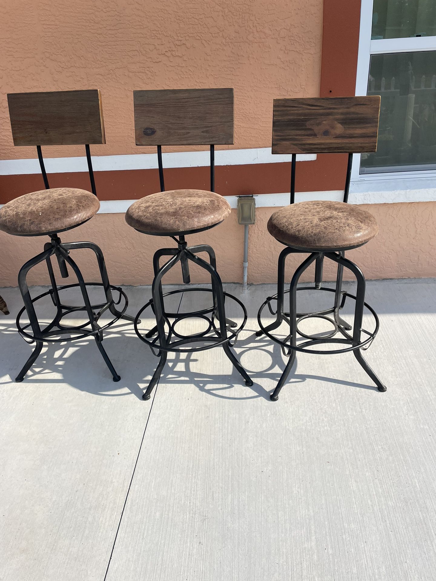 3 high chairs that can be adapted to different sizes, very strong and rotate and you can also put them fixed, they are made of metal, wood and leather