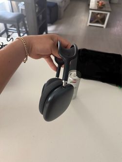 Apple AirPod max headset