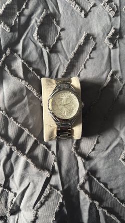 Reloj Plateado para Mujer – Elegante con Esfera Decorativ