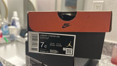 Retro 12 black n white 7c