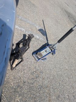 1.5 ton floor jack and 2 jack stands