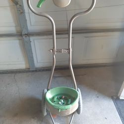 Wheeled Fertalizer Spreader