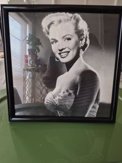 Cuadro de Marilyn Monroe de frente y parte de atrás con calendario y más fotos
