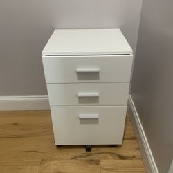 🗂️ White 3-Drawer File Cabinet on Wheels – Great Condition!