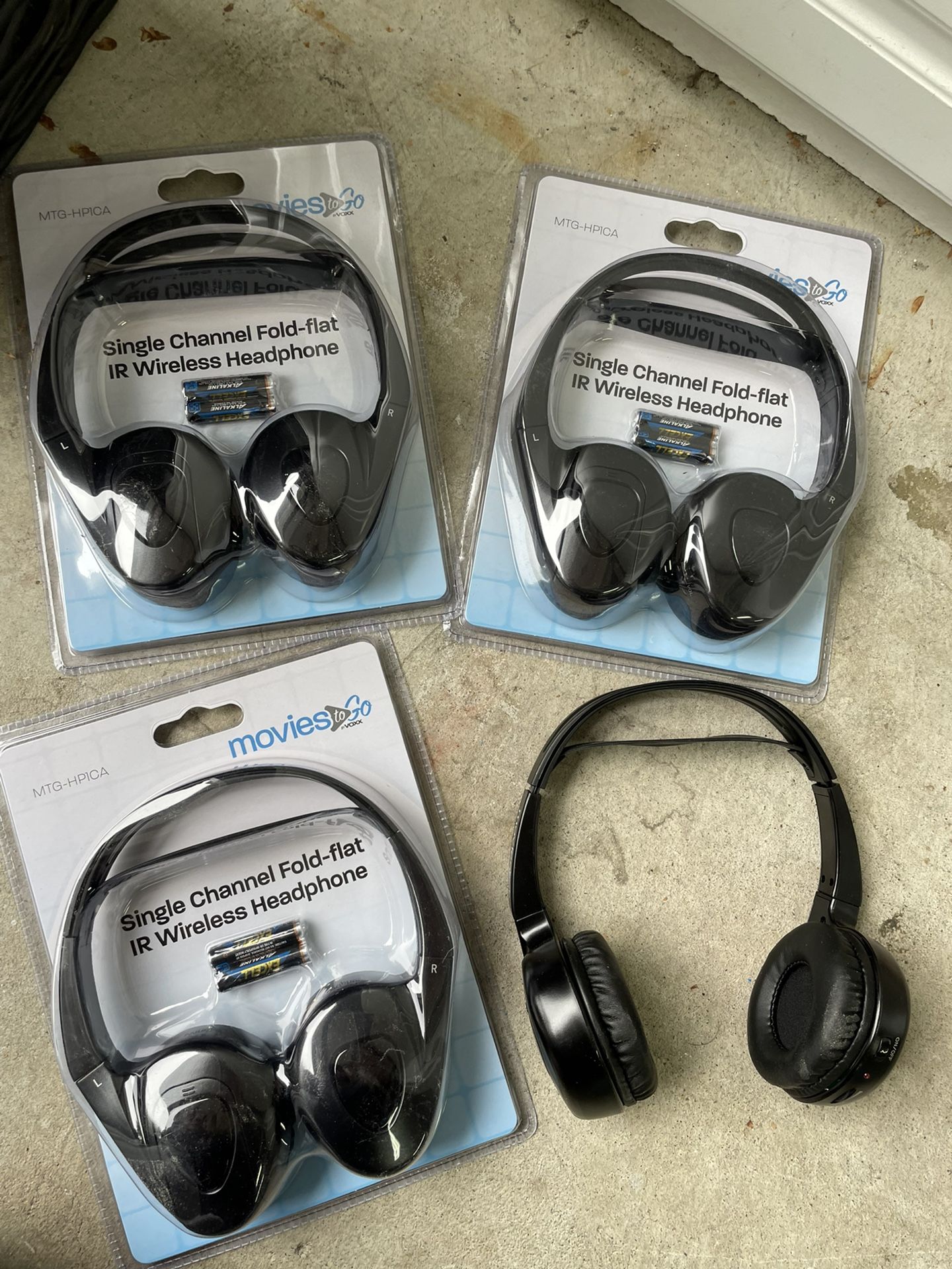 Set Of 4 Brand New Headphones 