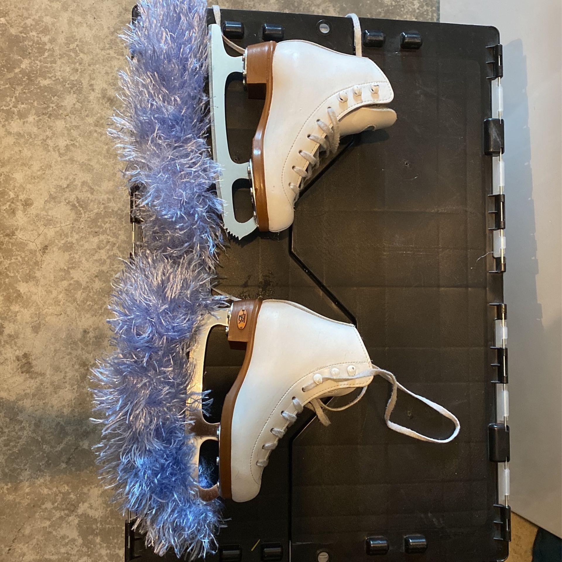 Little Girl Size 10 Ice Skatesa