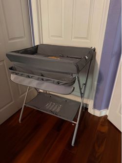 Foldable changing table
