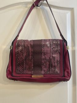 👜 Original Juicy Couture Handbag – In very good condition  Beautiful burgundy handbag with snakeskin-style details on the front. Elegant and modern d