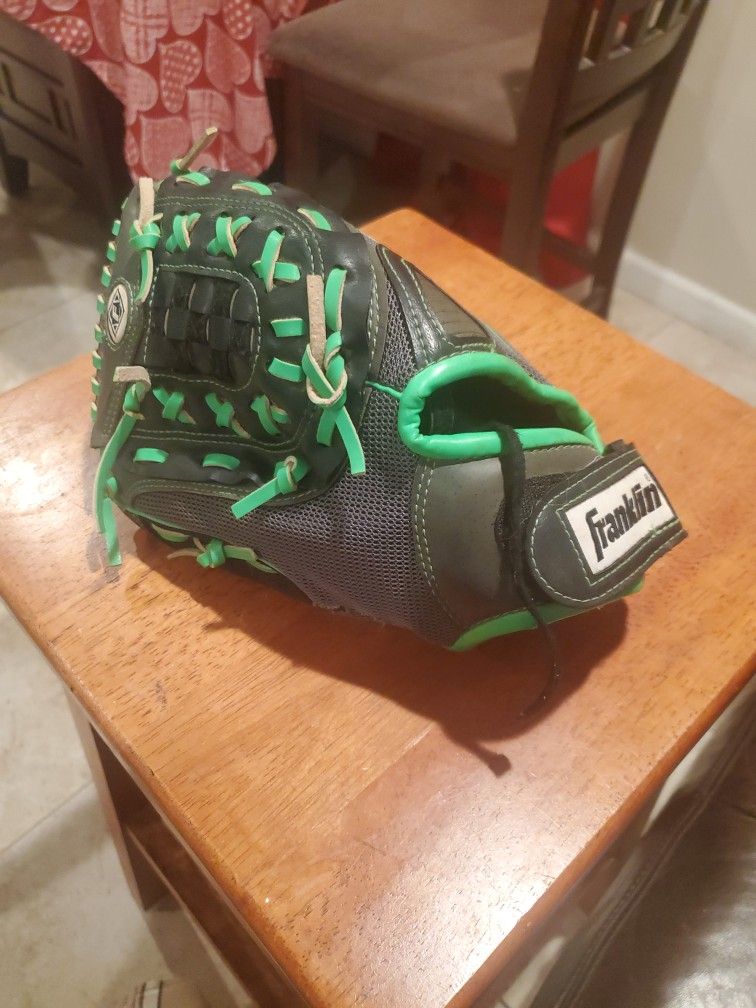 Girls Softball Glove