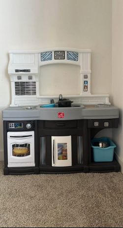 Step 2 Play Kitchen + pots and pans