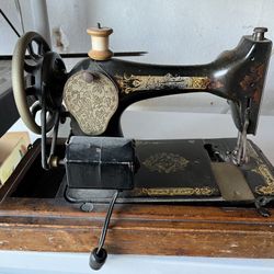  Vintage sewing machine