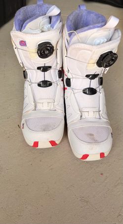 Snowboarding boots