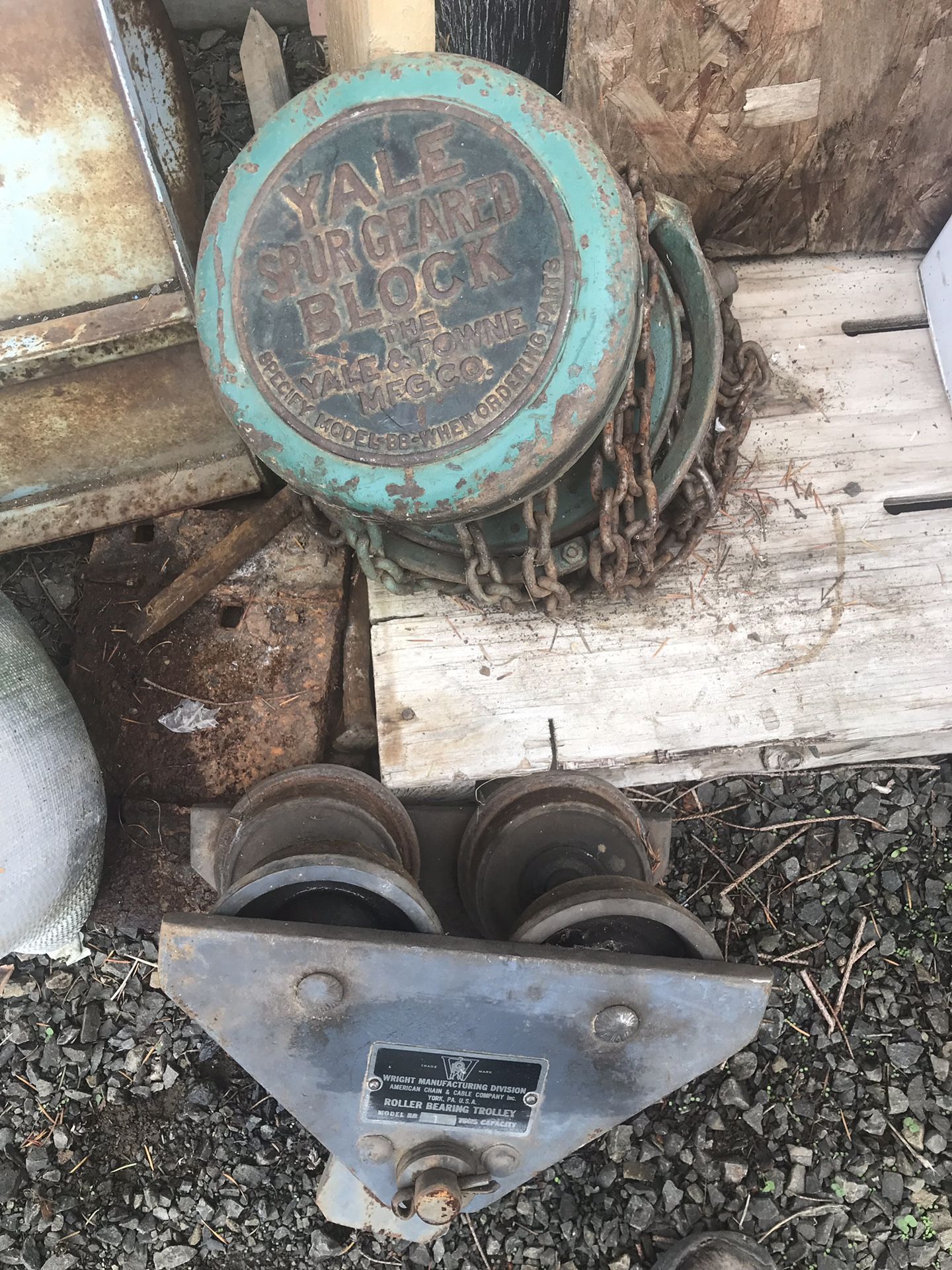 Yale 1”/2 ton hoist with 1 ton trolley. Price Reduced