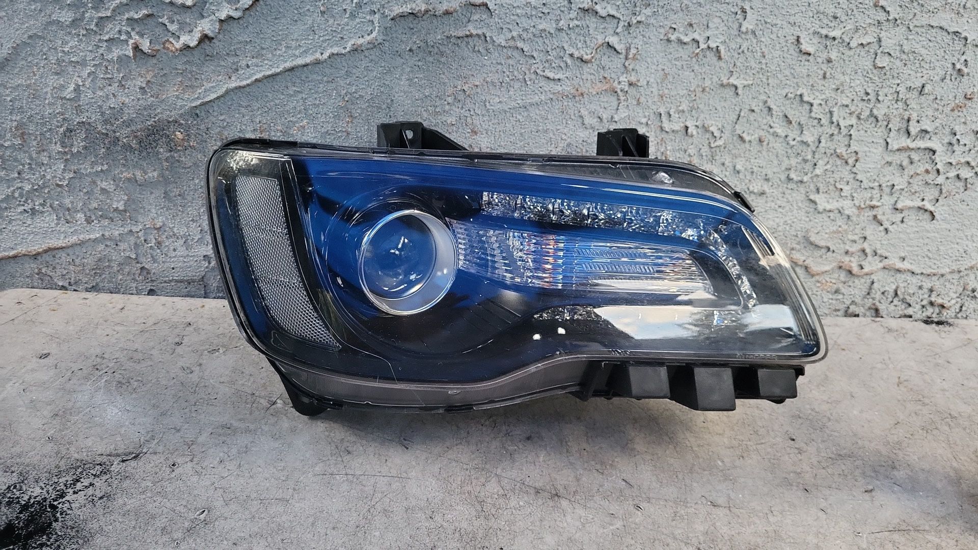 2015-2017 CHRYSLER  300 HEADLIGHT BLACK RIGHT SIDE OEM
