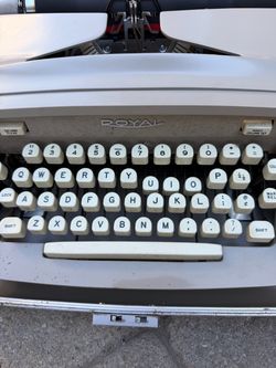 Vintage Royal 890 Typewriter with Original Case