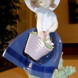 Lladro of Spain "Pretty Pickings"Handmade Porcelain Figurine