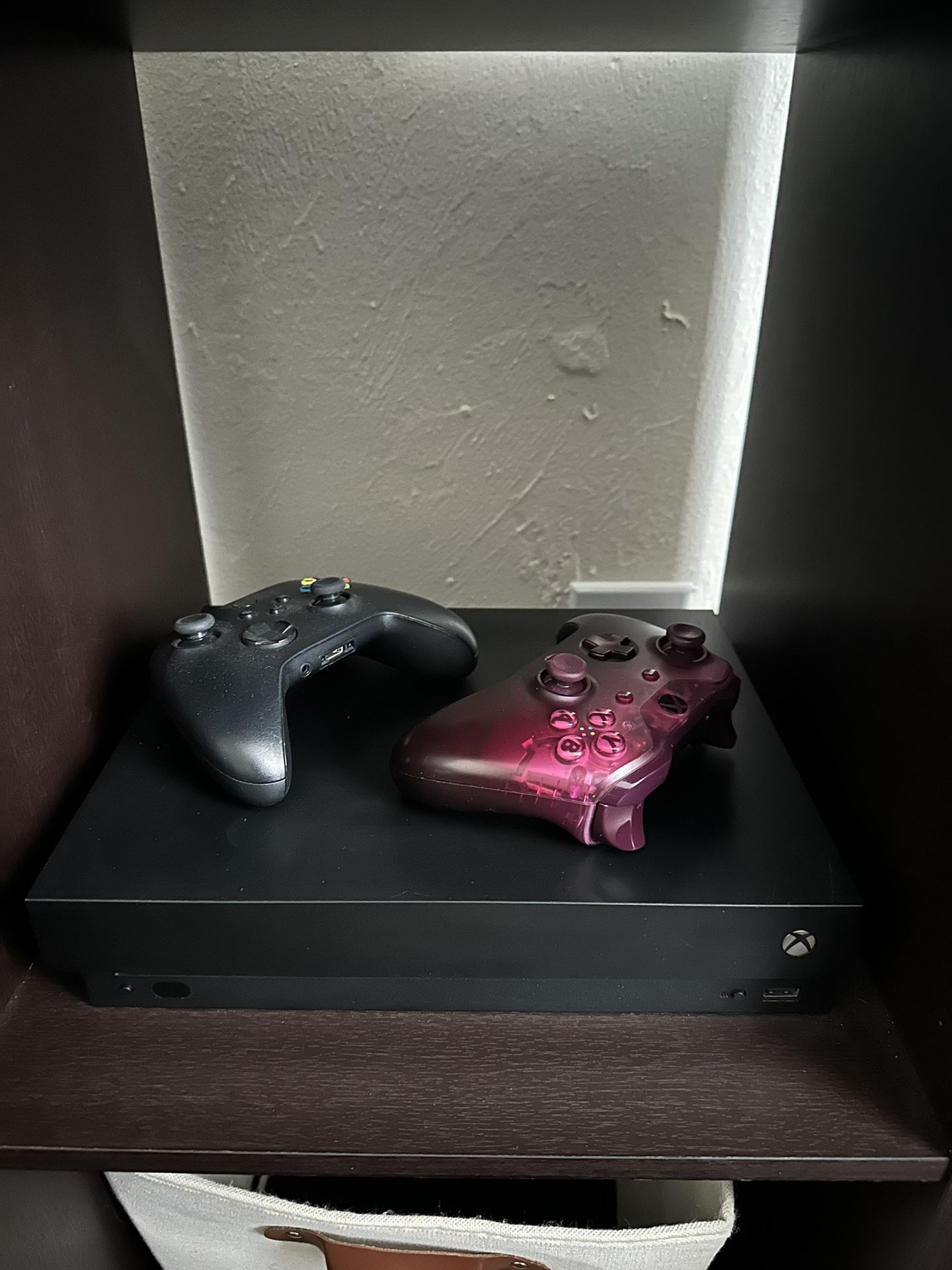 Xbox One X w Controllers