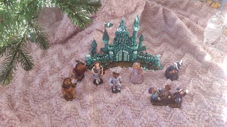 Adorable miniature wizard of oz figurines. Ltd edition. Like new been in storage. Sold for over 50. Asking 20