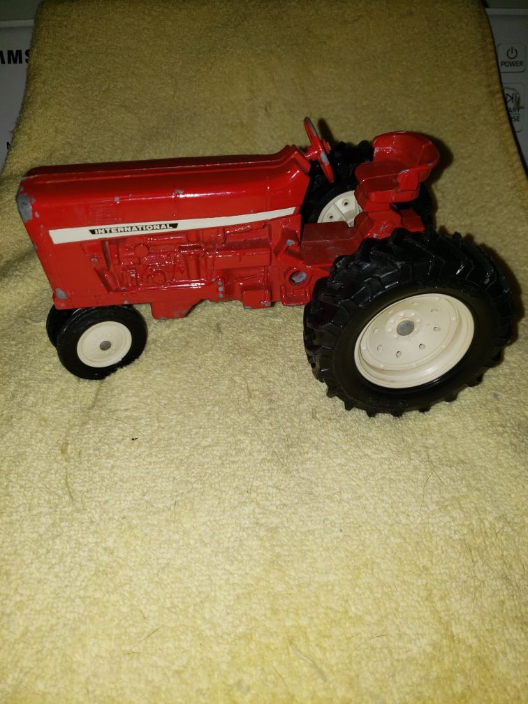 ERTL International Tractor