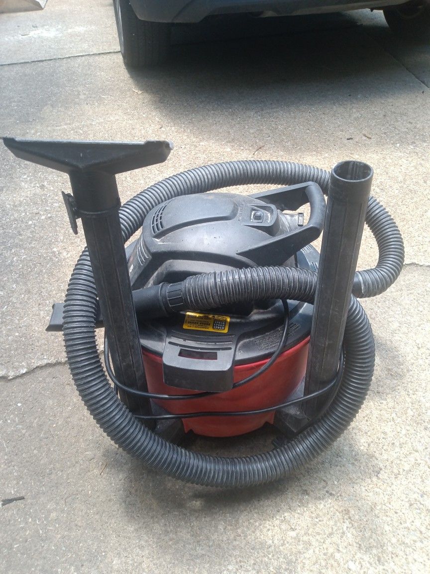 Craftsman 6 Gallon Wet And Dry Vacuum.
