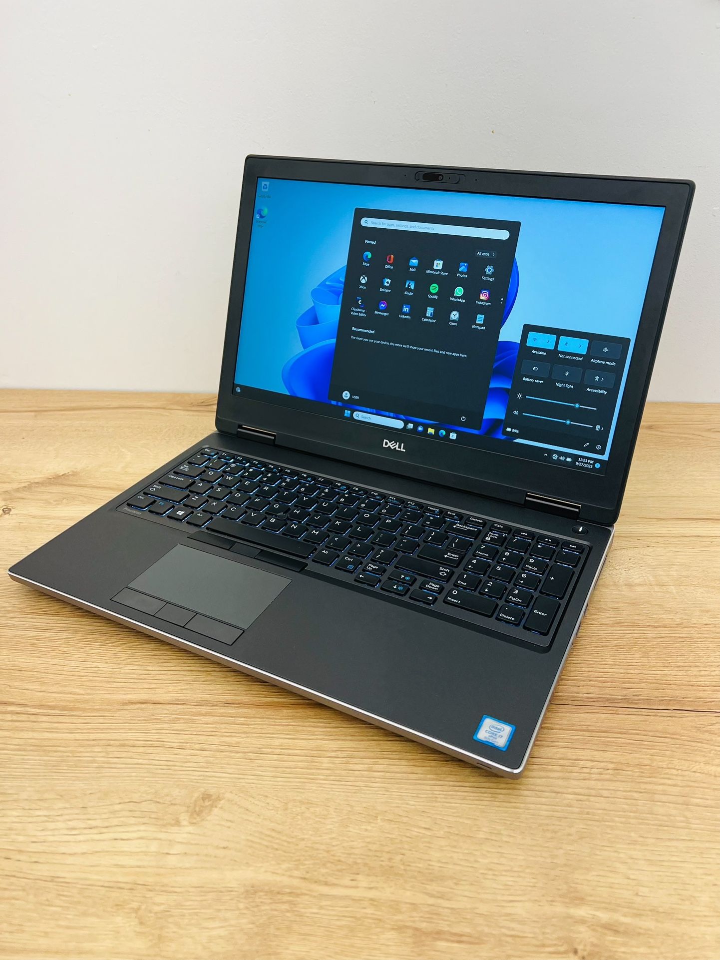 Dell i7 9th Gen 6 Core vPro 15.6” Full HD laptop workstation / Windows 11 Pro / Camera / SSD 512GB / RAM 32GB / NVIDIA / Bluetooth / Charger / Backlit