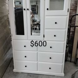 Gran especial de ropero de madera 100% de madera entrego por el mismo precio ciertas áreas todo nuevo o también se hacen en diferentes colores   