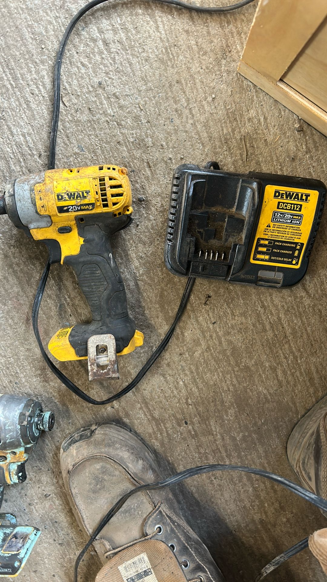 DEWALT 20v Max Dcf885 And Dcb112 Charger
