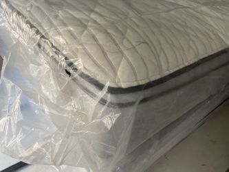 Queen size Pillowtop  Mattress and Boxspring New in plastic 