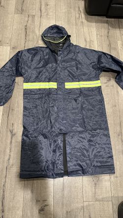 Unisex raincoat, one size. Can easily fit small - large, not sure extra large