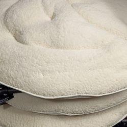 White saucer chairs
Sillas