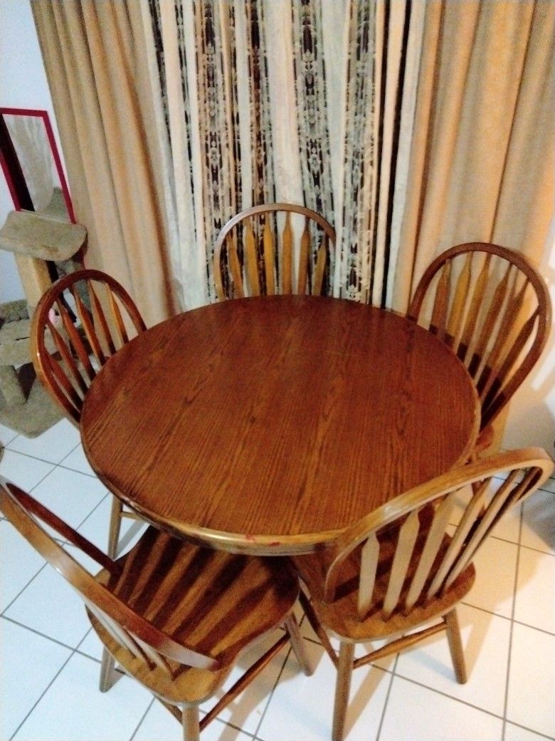 Wooden Circle Dining Table WITH 5 Matching Chairs 