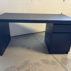Black Desk Super Clean!!