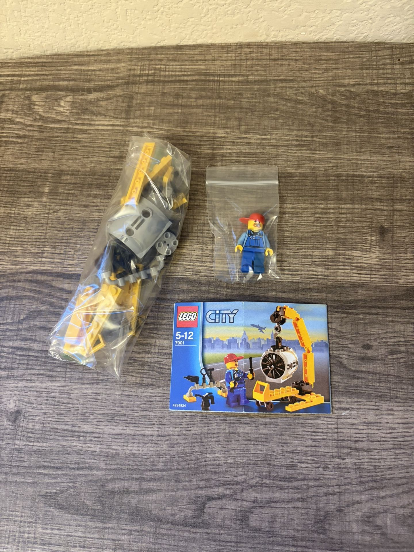 LEGO CITY: Airplane Mechanic (7901)