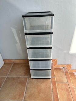 Plastic 5 Drawer(ONE DRAWER HAS A SMALL DAMAGE)SEE ALL PICTURES…AS IS…$12