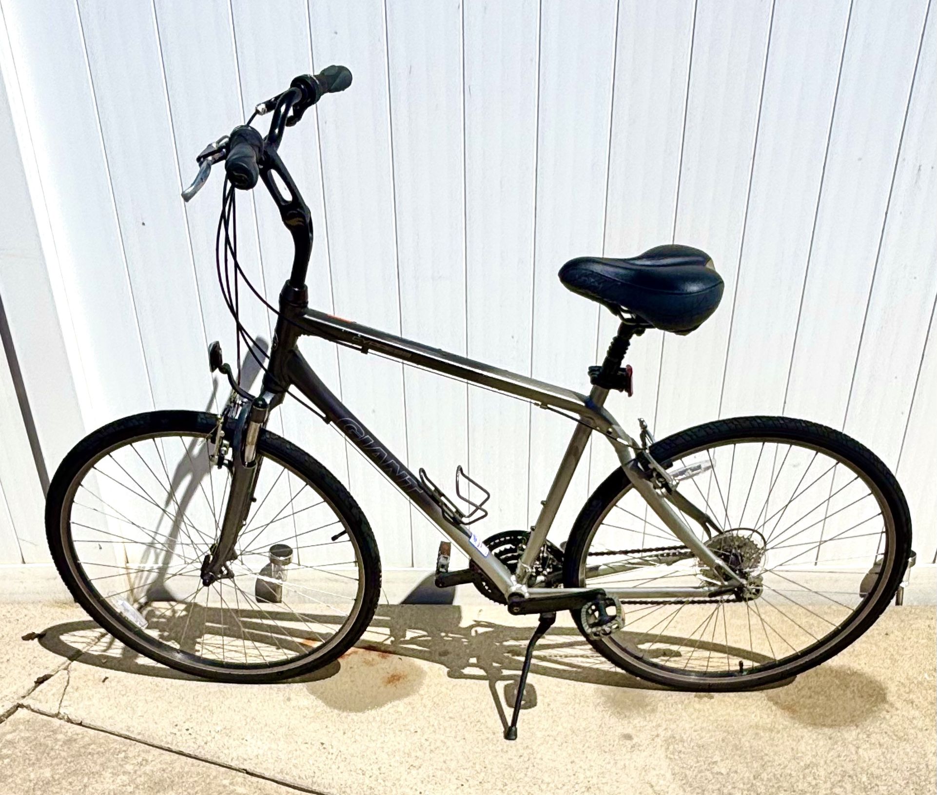 GIANT CYPRESS MENS 21 SPEED BICYCLE
