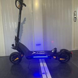 Dual-motor dual-battery high-speed electric scooter