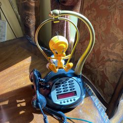  Tweety Bird Clock Radio and Working Phone And 5 Different Music Answering Tunes From Tweety Works Excellent! 